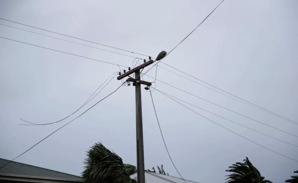 hundreds still without power